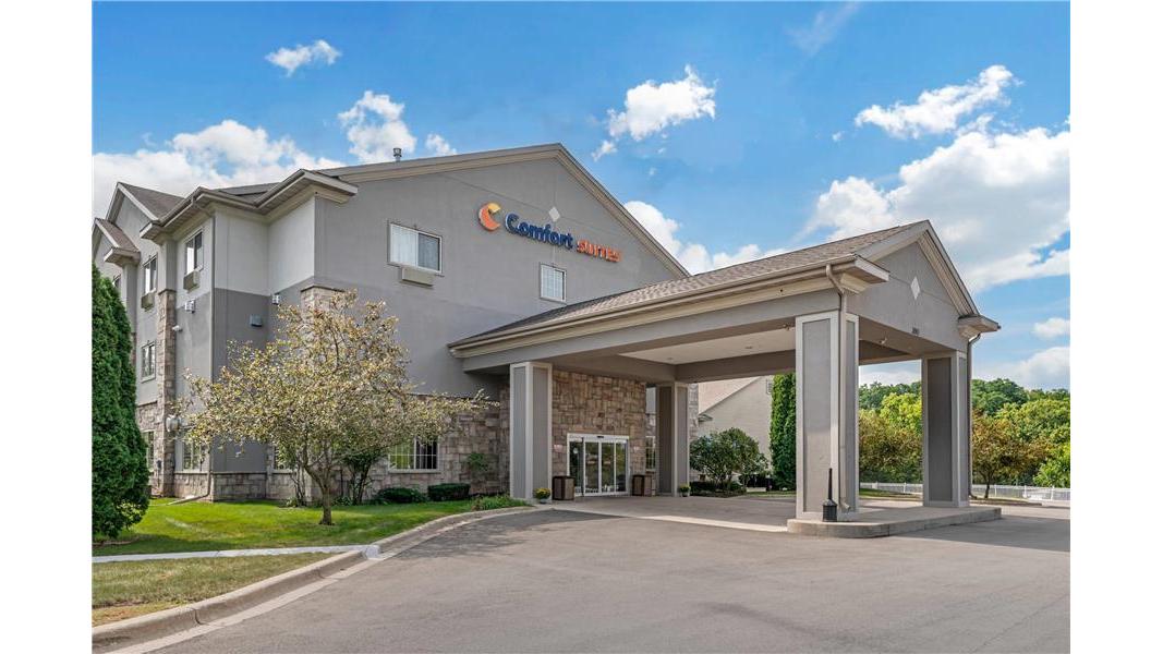 Comfort Suites Lake Geneva East photo 2