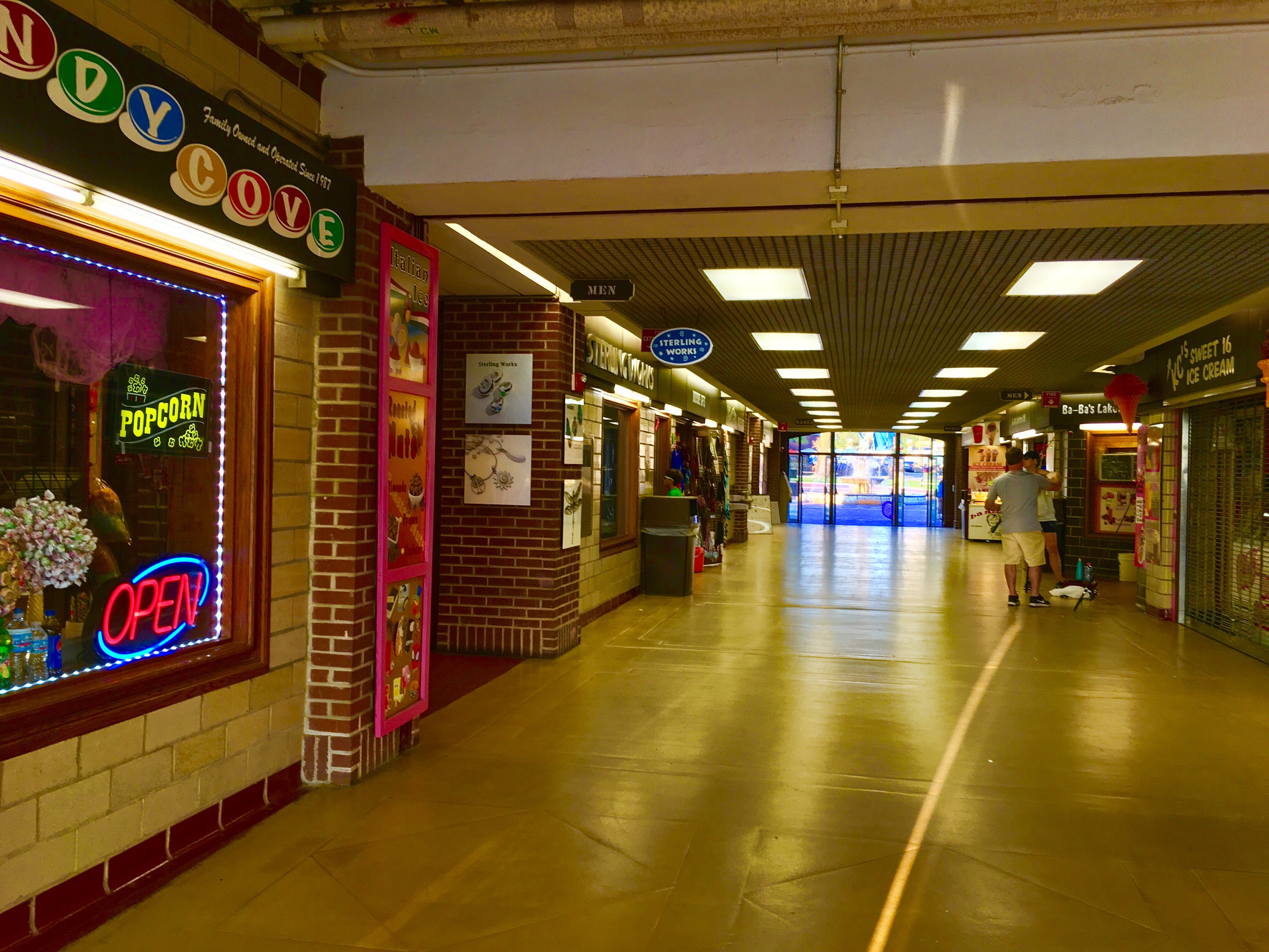 Riviera Beach Shop photo 2